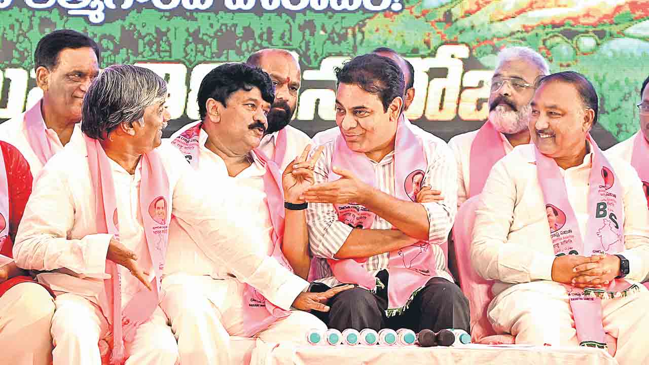 దీక్షా దక్షతలకు కేసీఆర్‌ ఆదర్శం