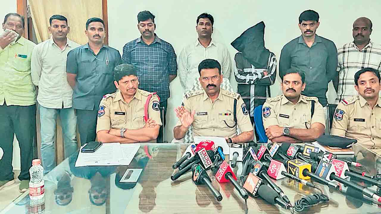 ఎట్టకేలకు వీడిన మహిళ హత్య కేసు మిస్టరీ