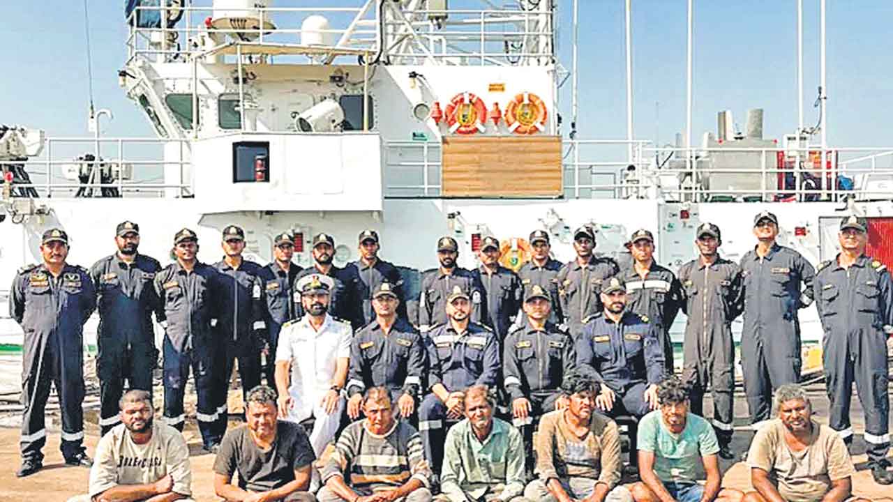 పాకిస్థాన్‌ నౌకను వెంటాడి..!