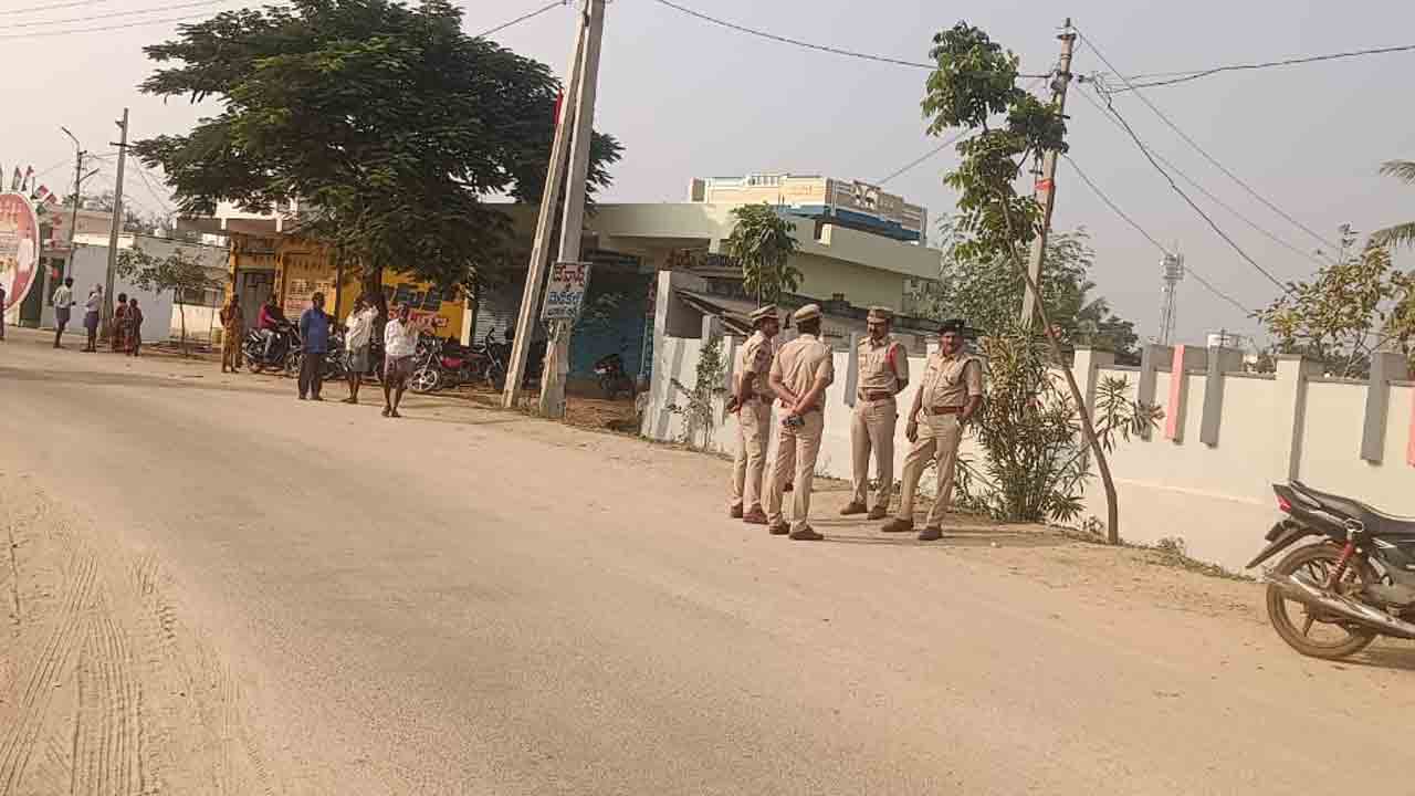 భయం నీడలో..