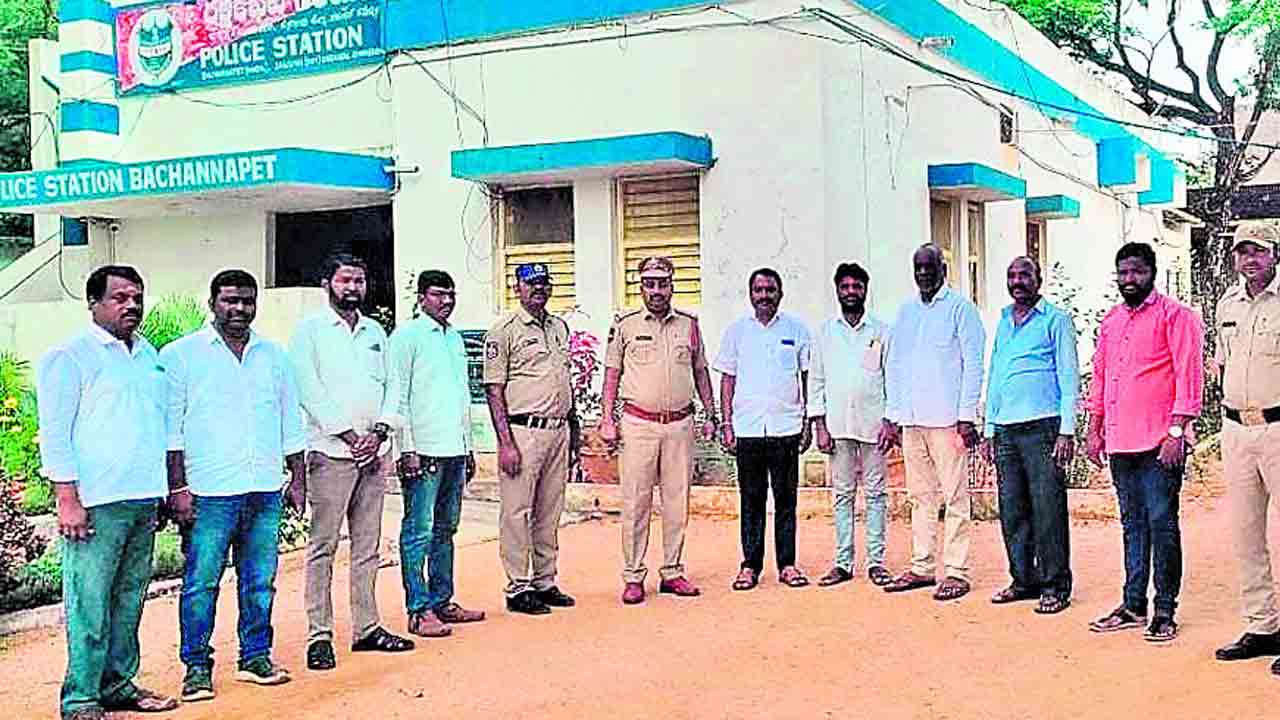 ఎక్కడికక్కడే కట్టడి