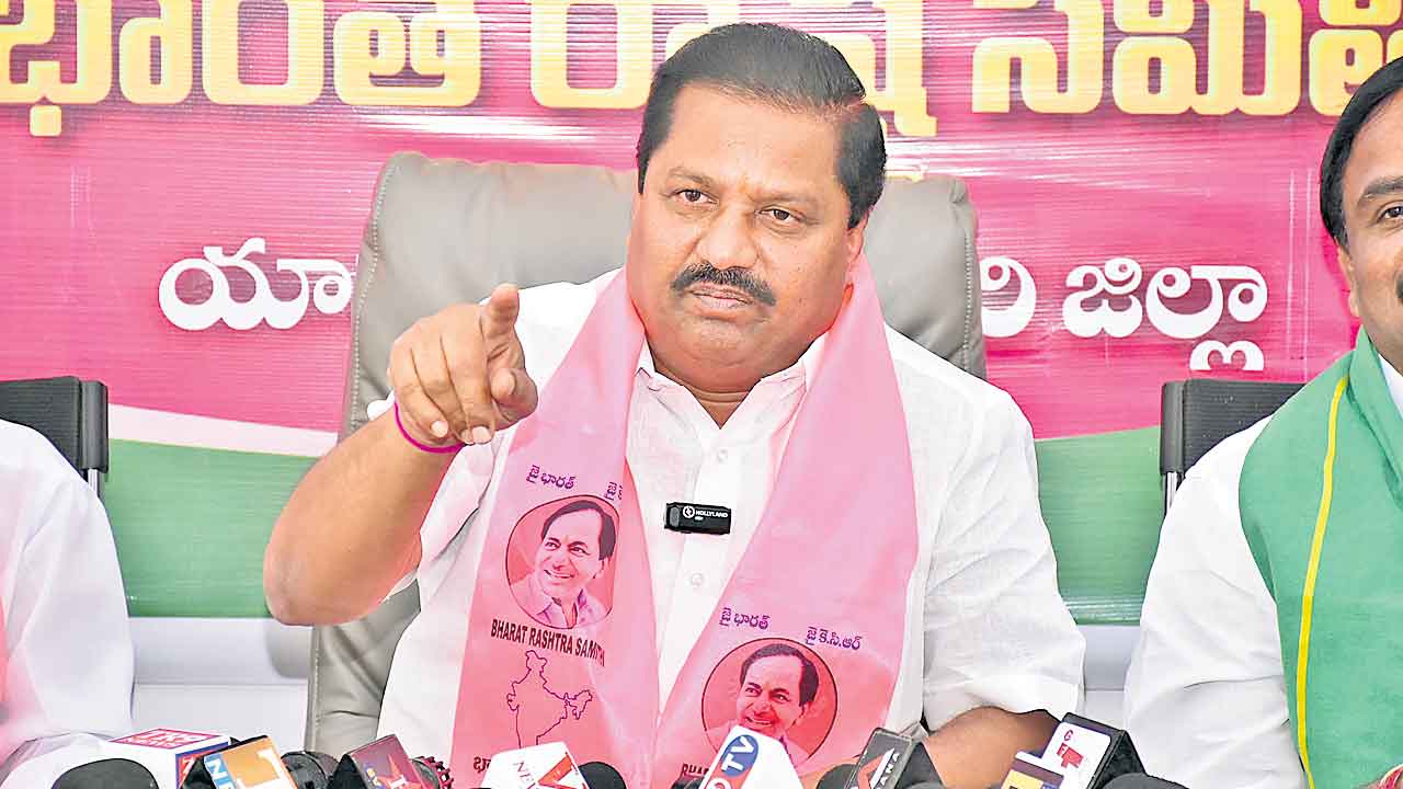 ప్రశ్నిస్తే ఫామ్‌హౌస్‌కు నోటీసులా?