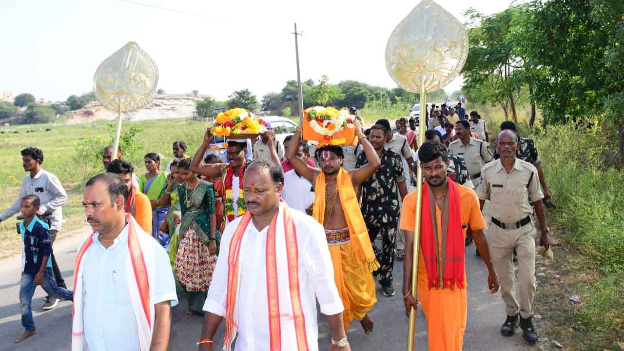 కాంచనగుహకు స్వ ర్ణకాంతులు
