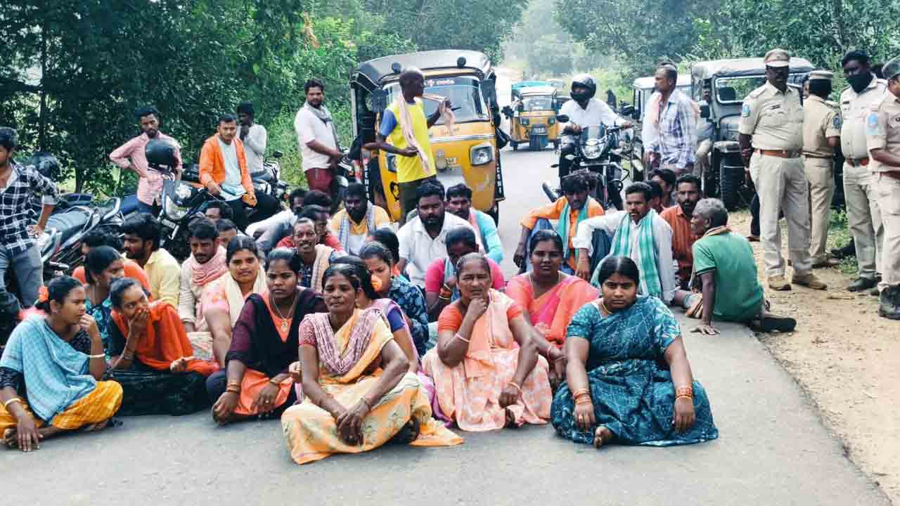 ఇళ్ల స్థలాల కోసం రాస్తారోకో