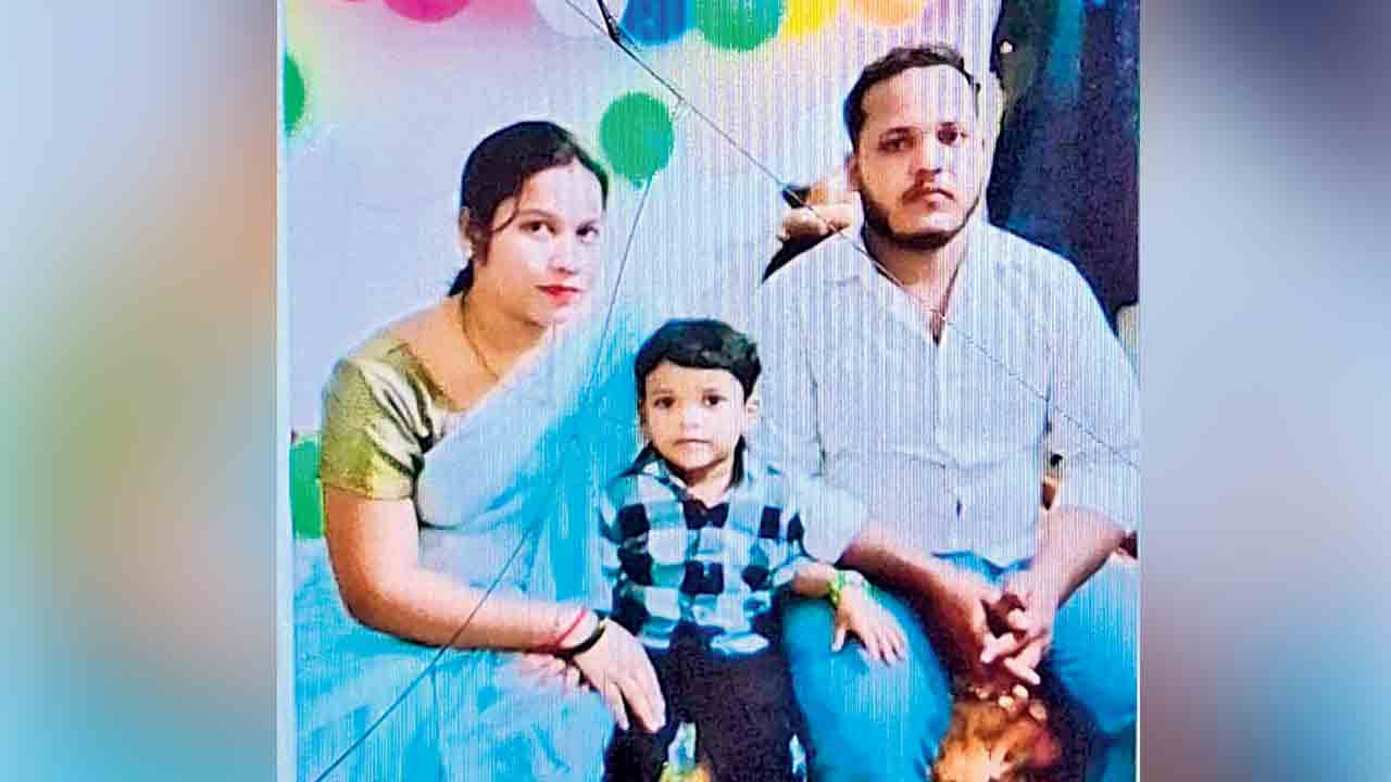 భవనం పై నుంచి పడి మహిళ మృతి