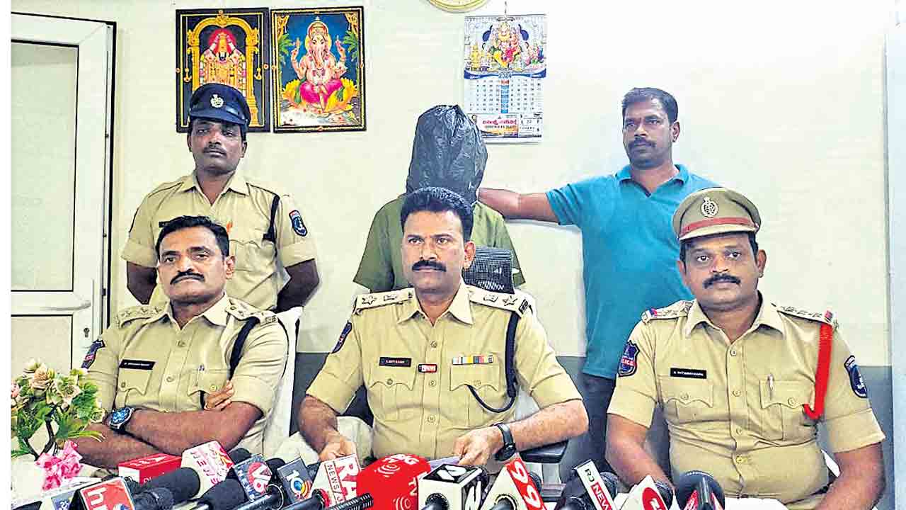 మెఫెడ్రోన్‌ డ్రగ్‌ తరలిస్తున్న వ్యక్తి అరెస్ట్‌