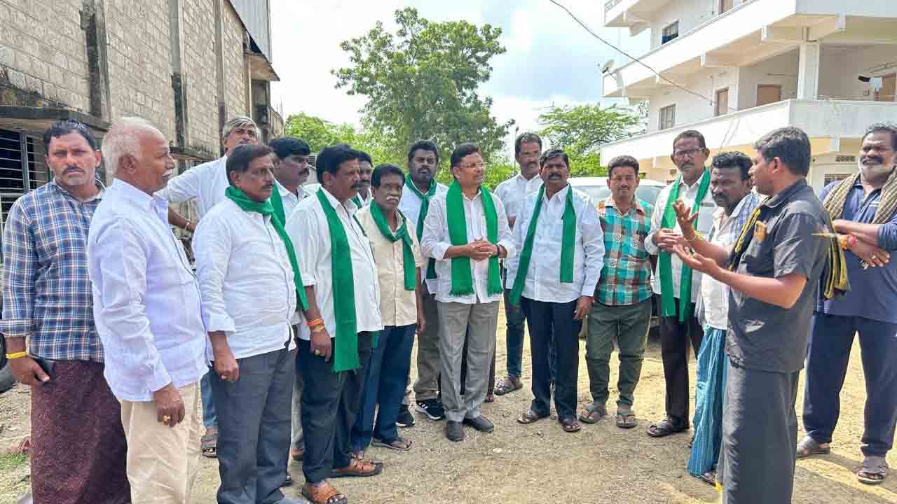 కొర్రీలతో కేజీ పత్తి కొనలే..