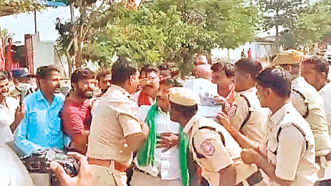 లగచర్లకు వెళ్లకుండా కట్టడి