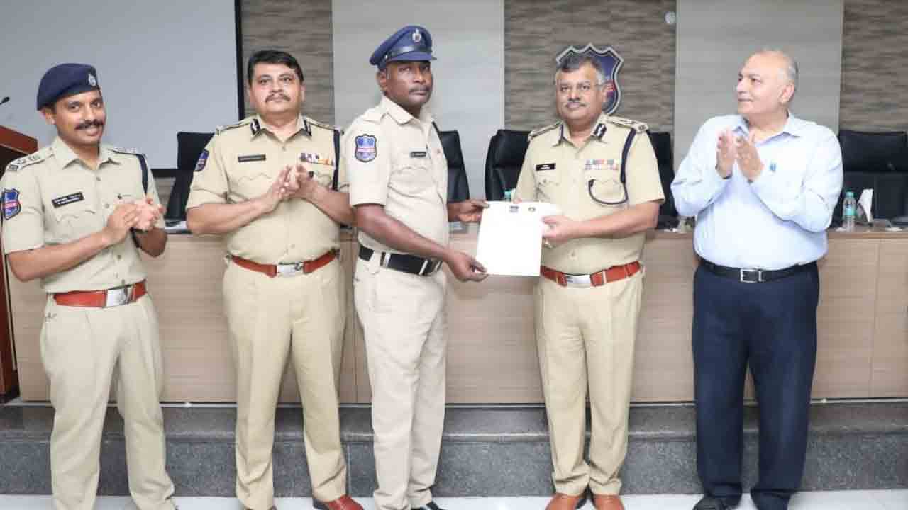 పోలీస్‌ అధికారులకు రివార్డులు