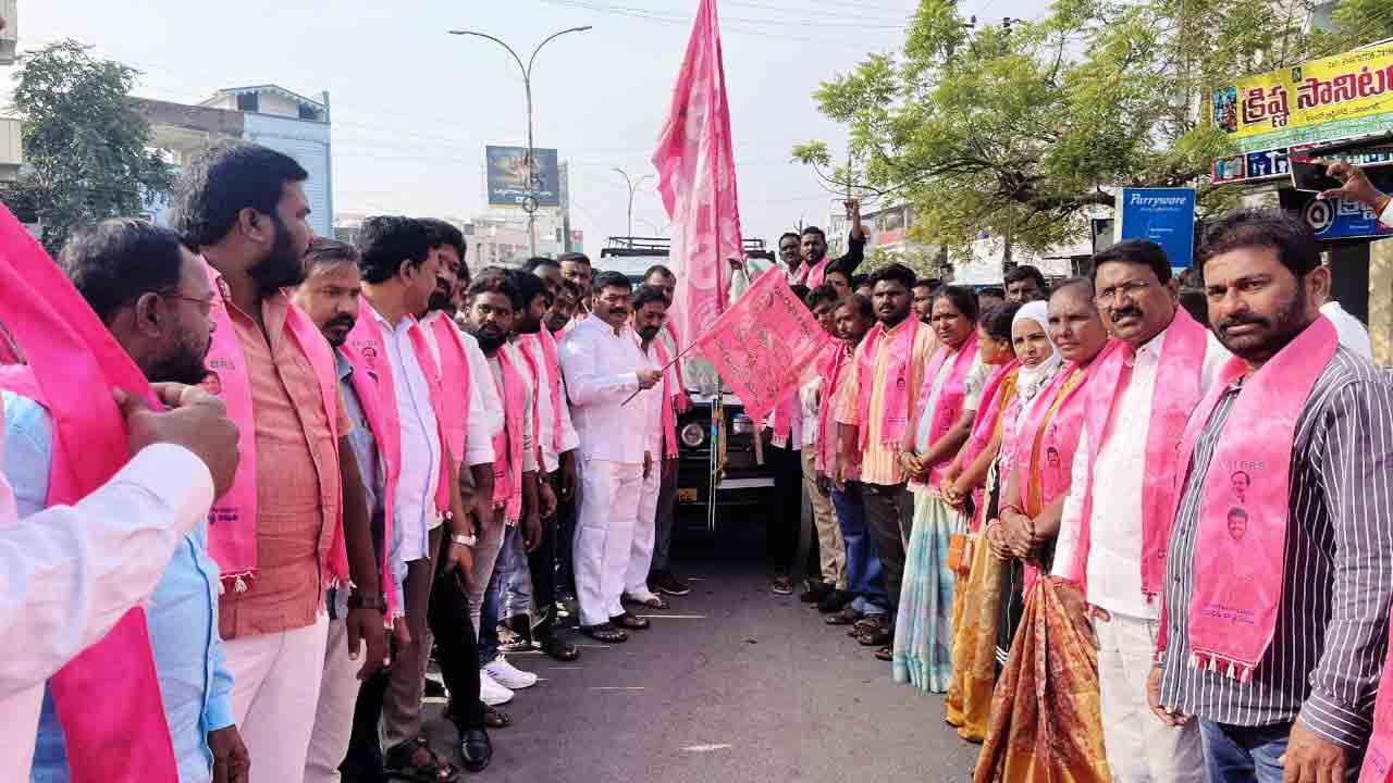 మానుకోట ధర్నాకు తరలిన బీఆర్‌ఎస్‌ శ్రేణులు