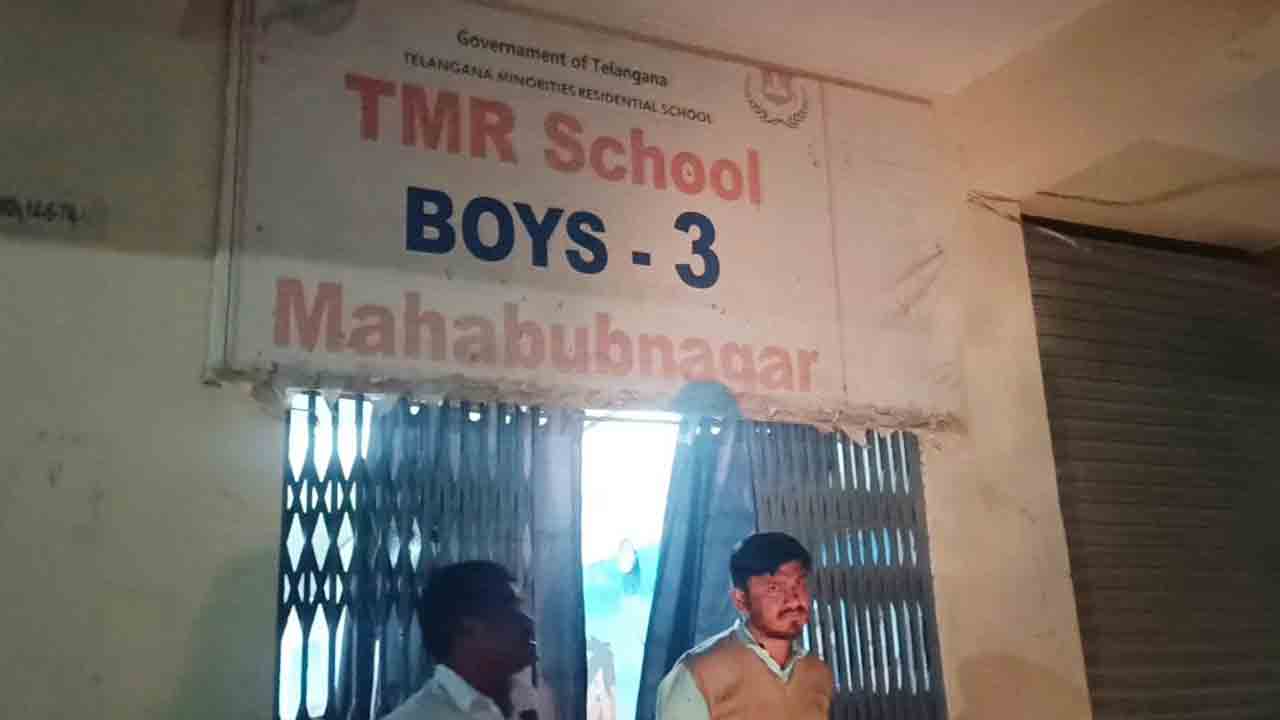 గురుకులం నుంచి ఇద్దరు విద్యార్థులు పరారీ