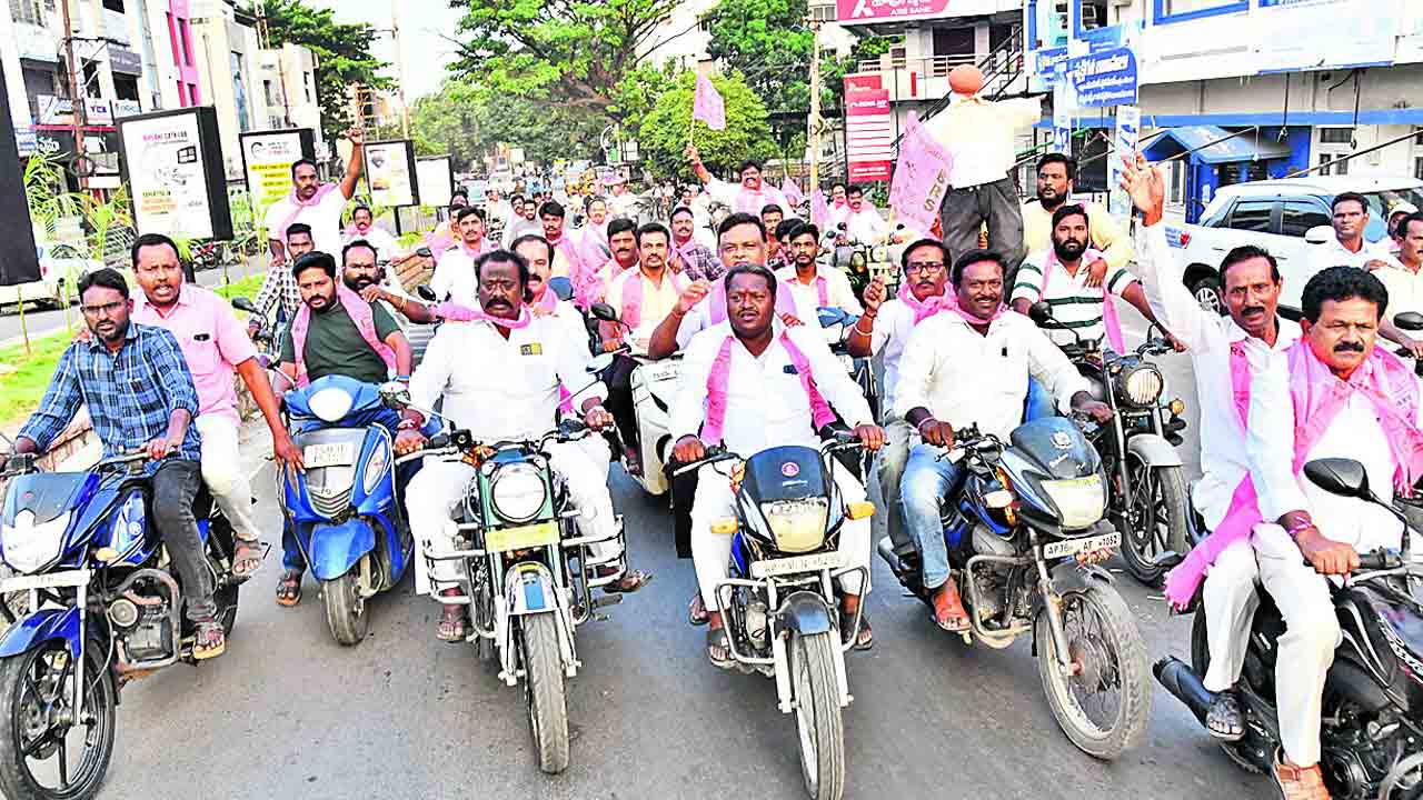 పాలన చేతకాని దద్దమ్మలు