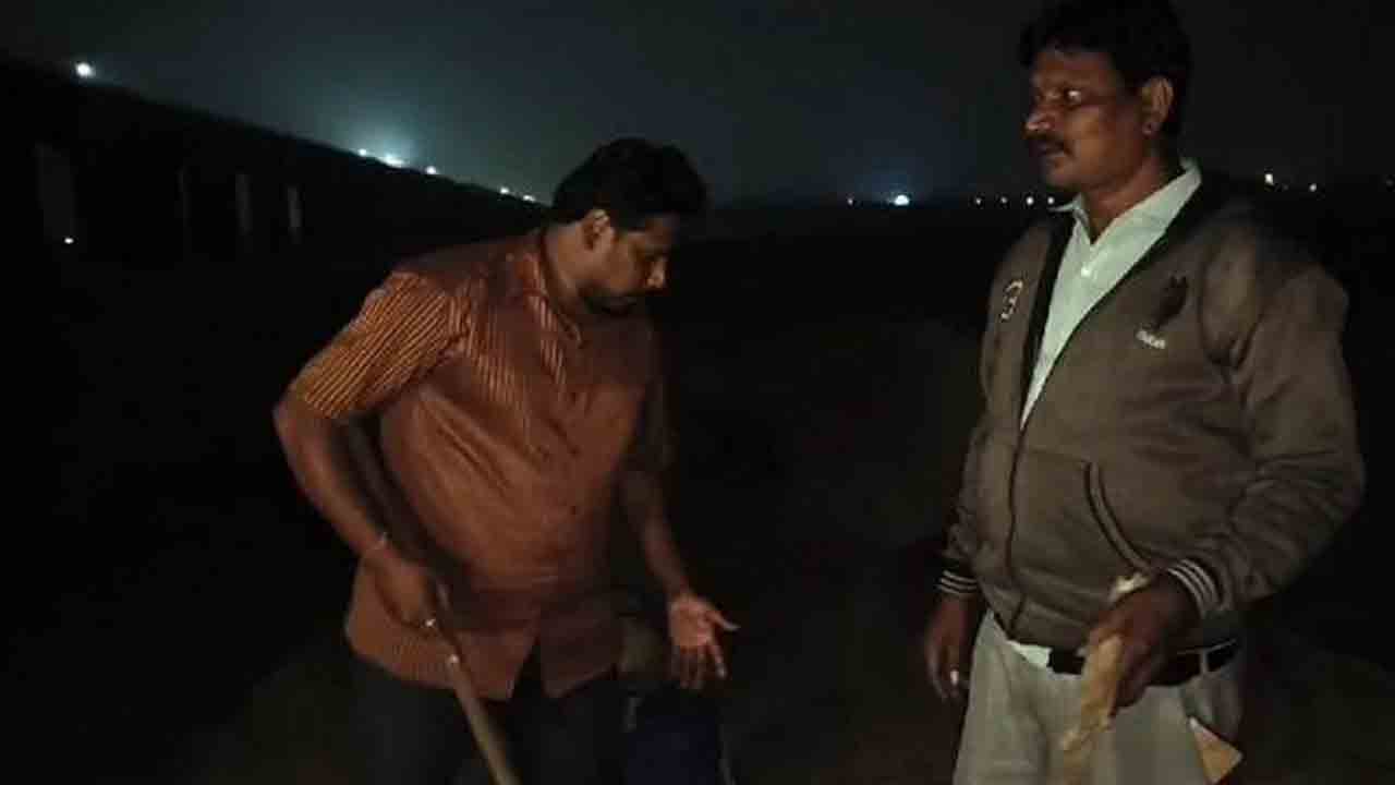 పేట్రేగిపోతున్న ఇసుక మాఫియా