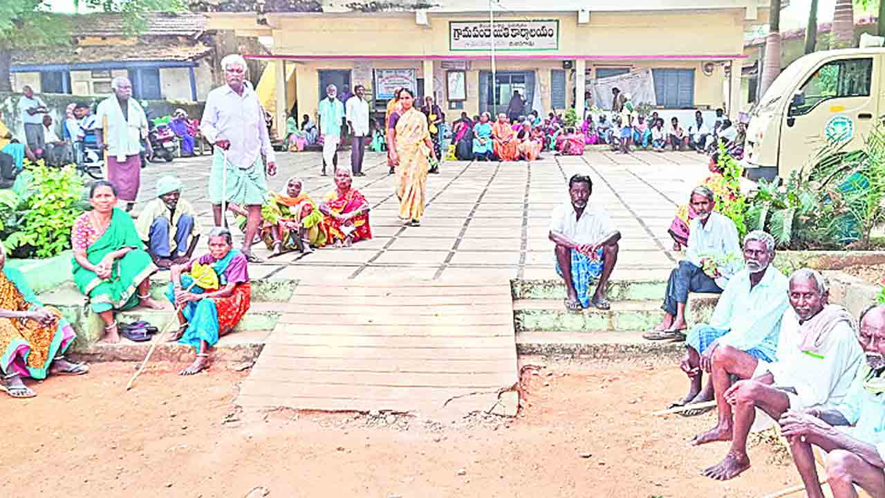 పింఛన్‌ కోసం అగచాట్లు