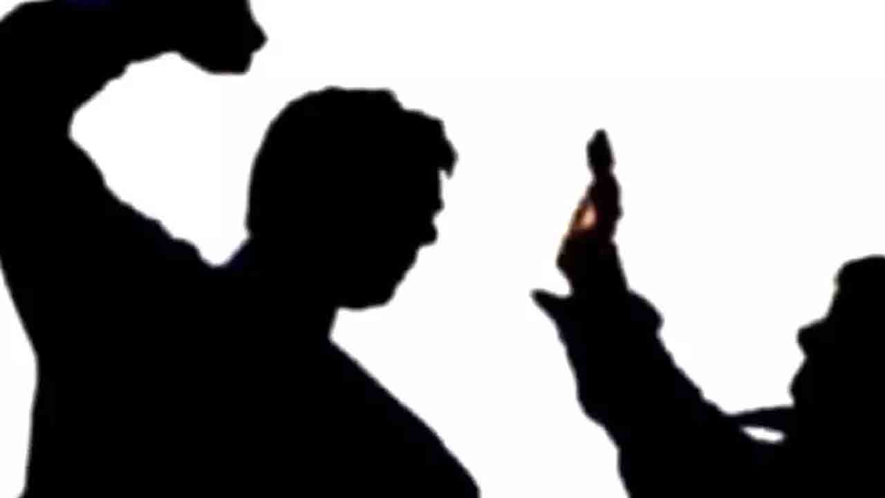 Kukatpally | వదిన, సోదరితో అసభ్యకరంగా ప్రవర్తించాడని.. వ్యక్తిపై మూకుమ్మడి దాడి