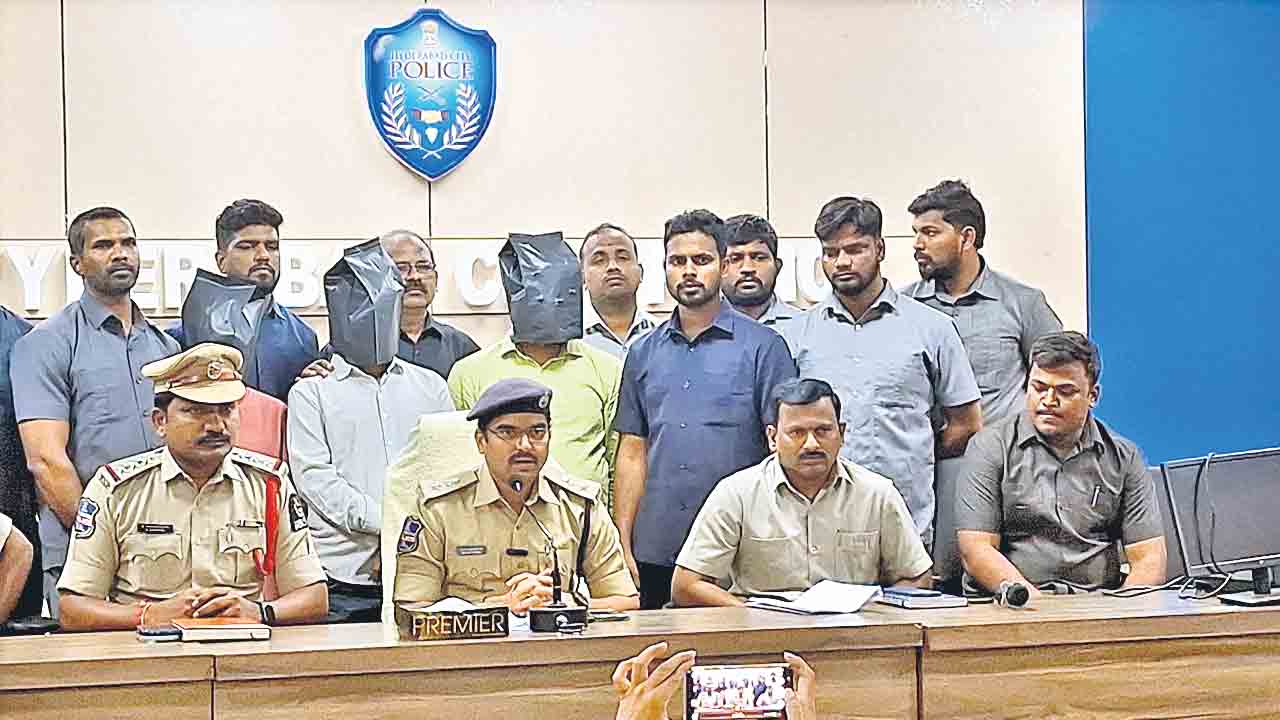 ఫేక్‌ ఓటర్‌ కార్డుతో ఆధార్‌.. పాస్‌పోర్ట్‌