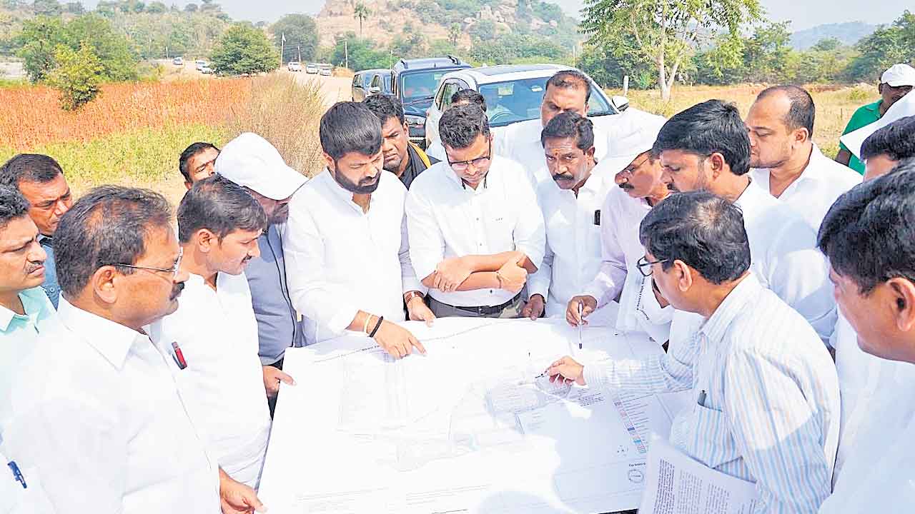 నాడు అభివృద్ధి బాటలు.. నేడు హడావుడి మాటలు