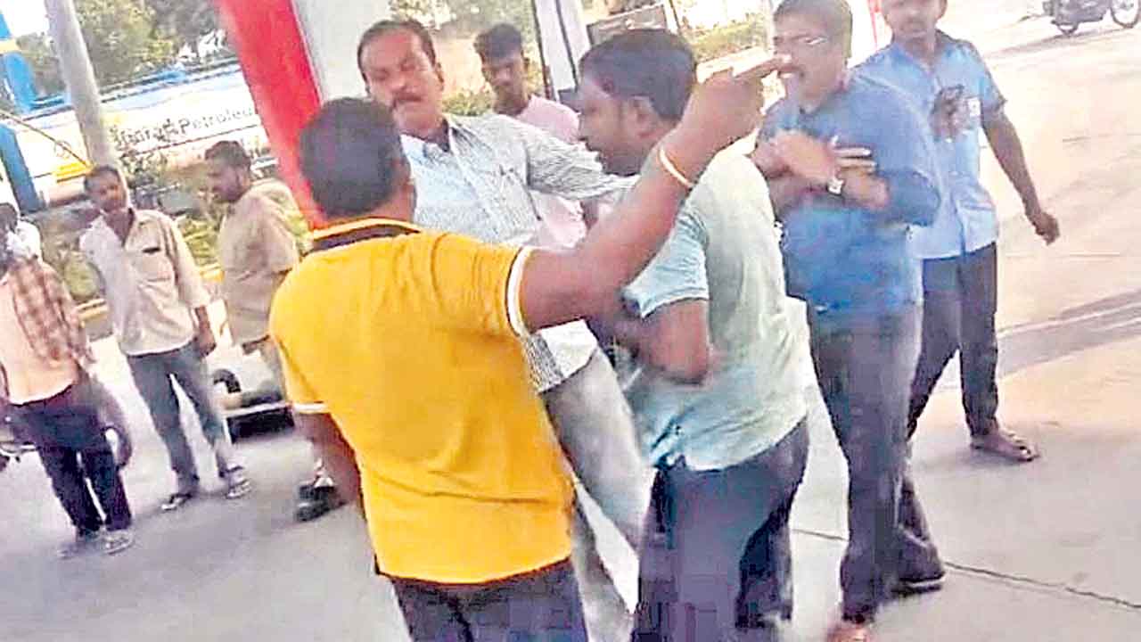 ఆక్టోపస్‌ ఏసీపీపై తిరగబడ్డ జనం!