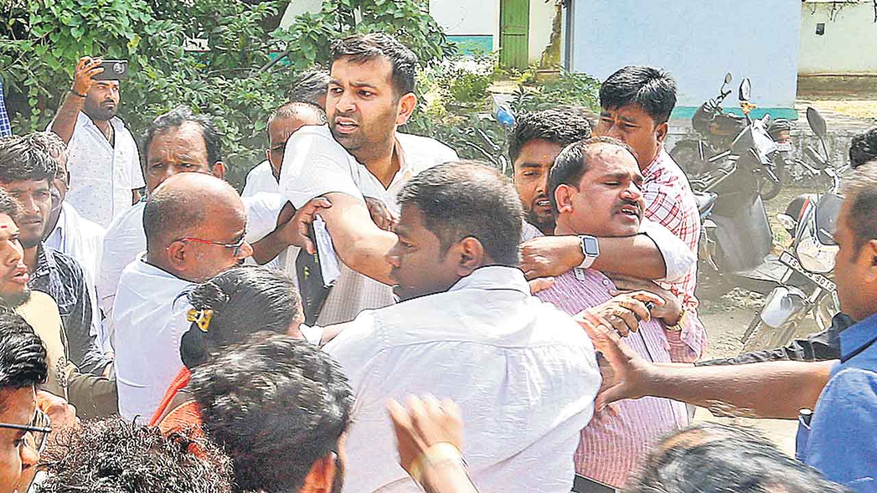 Kodangal | మర్లవడ్డ కొడంగల్‌.. మా భూములు మాకేనని సీఎం ఇలాకాలో తిరగబడ్డ ఫార్మా రైతు