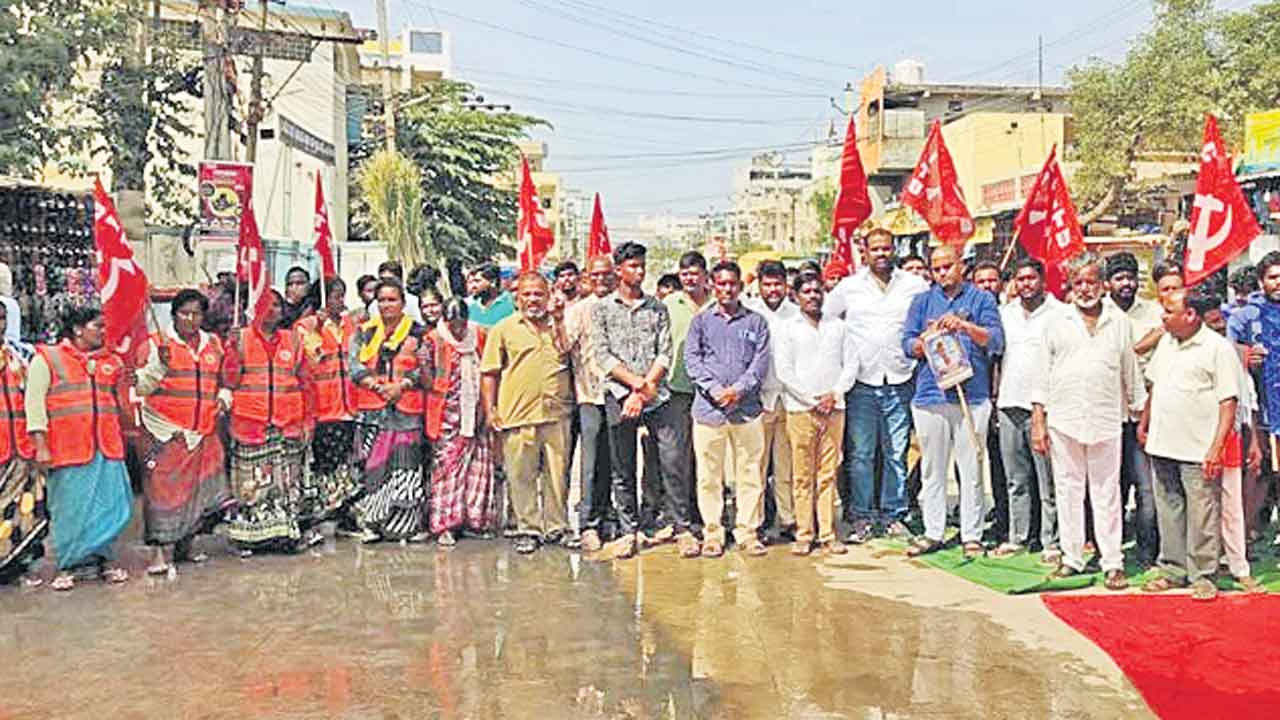 పారిశుధ్య కార్మికుడి మృతిపై ఆందోళన