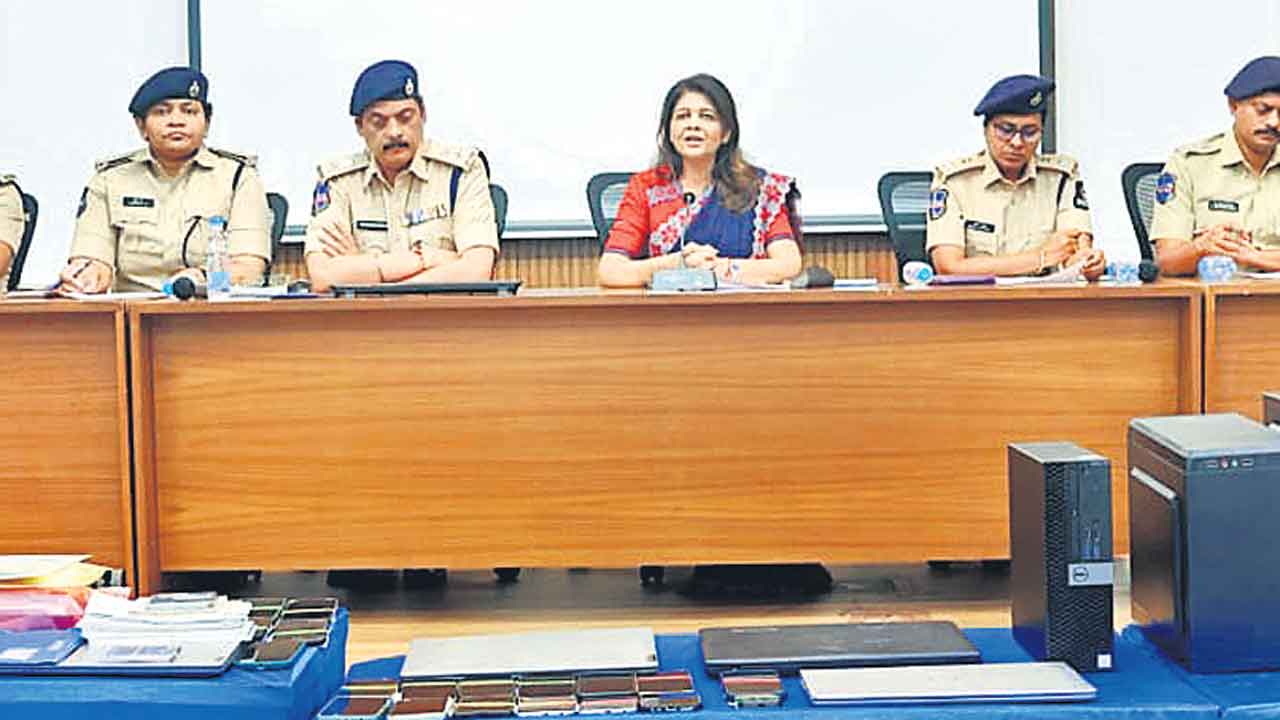 48 మంది సైబర్‌ నేరగాళ్లు అరెస్ట్‌