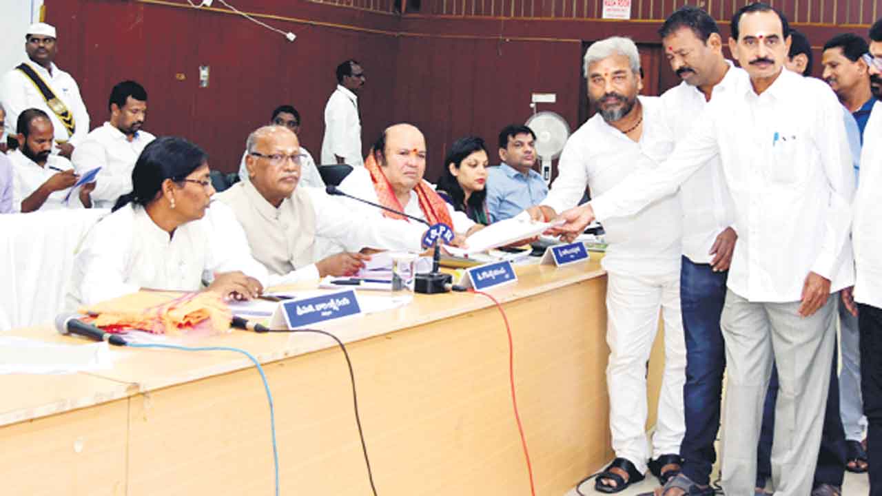 బీసీ కమిషన్‌ ఎదుట బీసీల గోడు