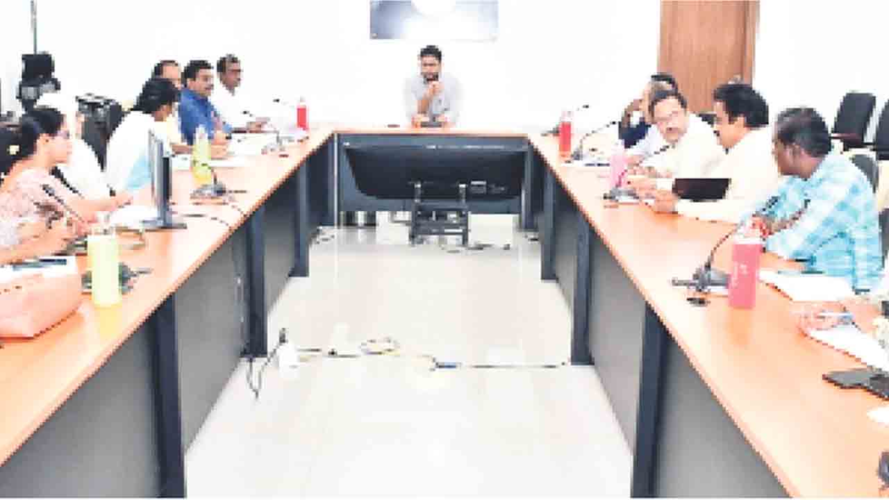 ఎల్‌ఆర్‌ఎస్‌ దరఖాస్తులను వేగంగా పరిశీలించాలి