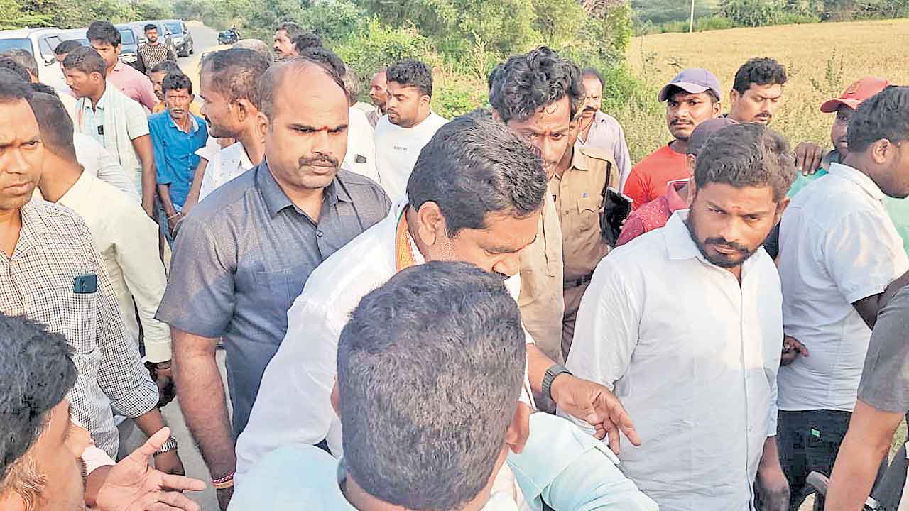 ఎమ్మెల్యే ఎదుటే కాంగ్రెస్‌ శ్రేణుల గొడవ