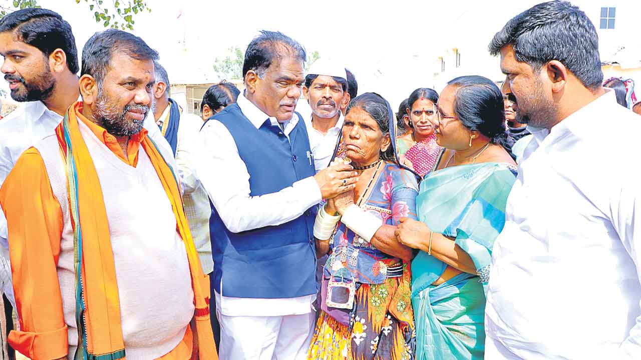 గిరిజనులు భూములిచ్చే పరిస్థితి లేదు