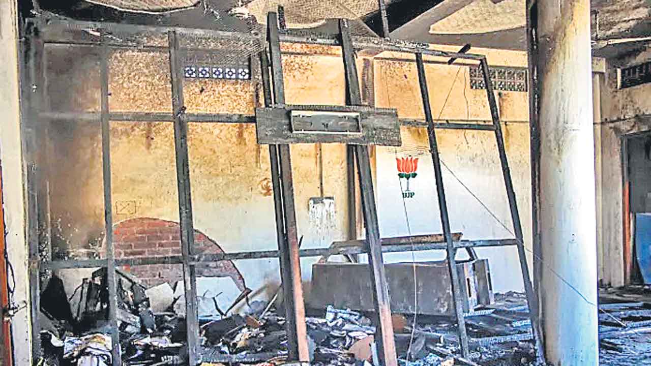 మణిపూర్‌లో ఉద్రిక్తతలు తీవ్రం