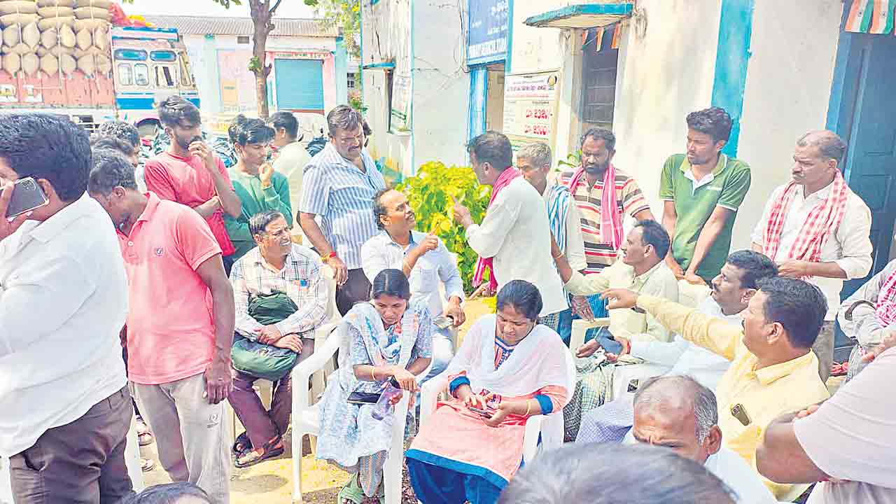 కొనుగోలు కేంద్రంలో రైతుల ఆందోళన