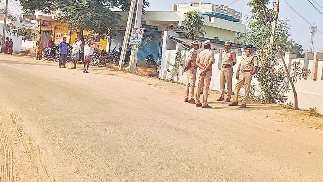 పరామర్శించేందుకూ భయం