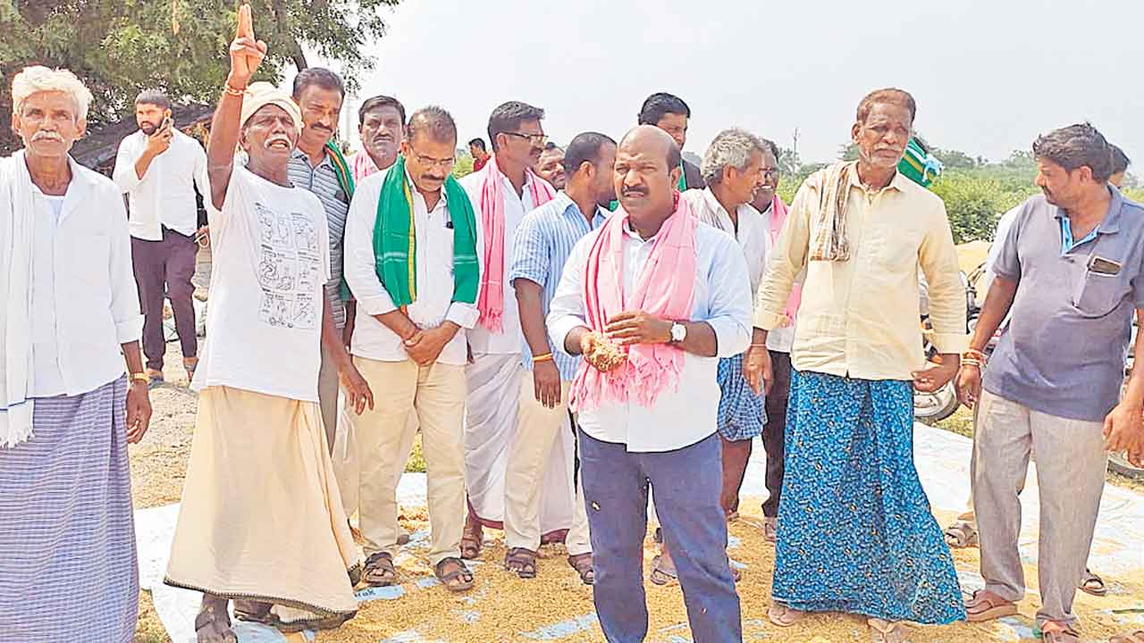కాంగ్రెసోళ్లు వచ్చి రైతులను ముంచిండ్రు ; 