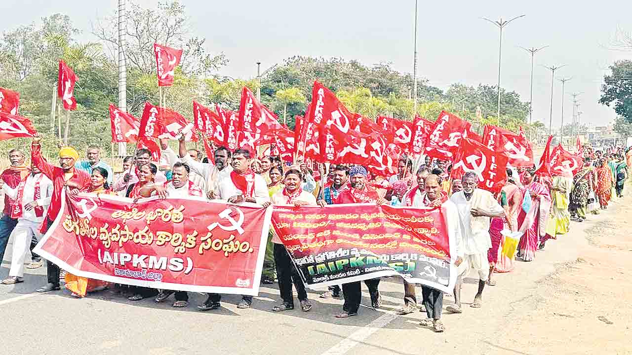 వ్యవసాయ కార్మికులను విస్మరిస్తే బుద్ధి చెప్తాం