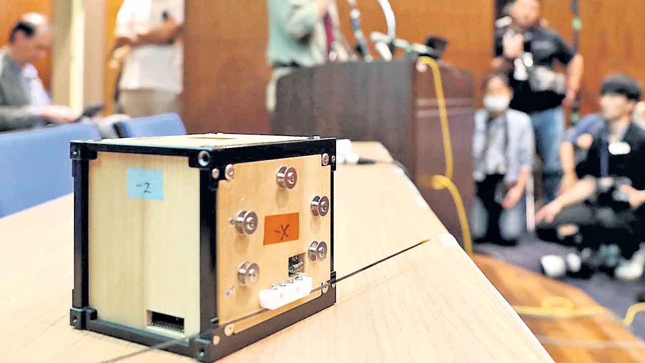 కలపతో ఉపగ్రహం