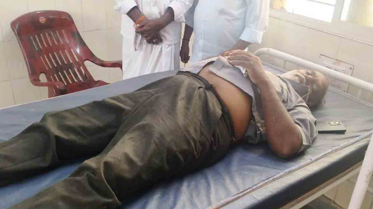 కురుమూర్తి జాతరలో భక్తుడిపై ఎస్సై దాడి