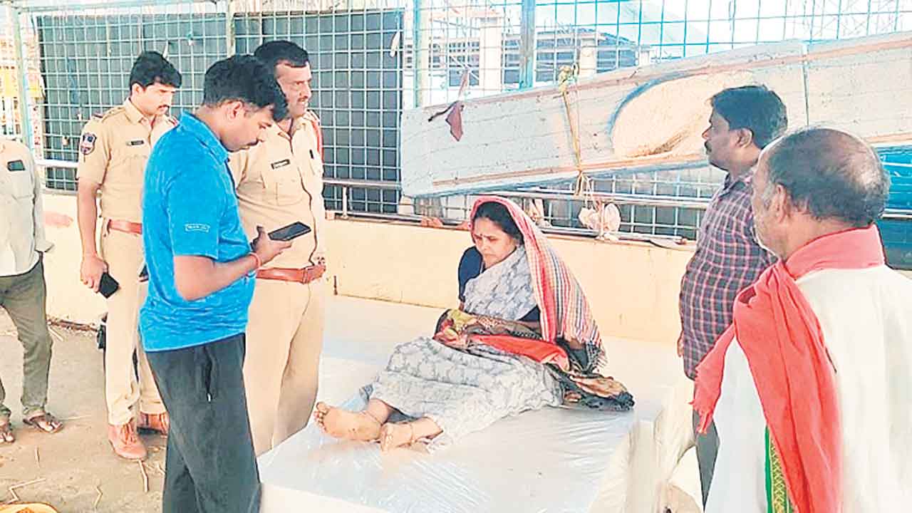 అప్పు కడతారా? లేకపోతే నీ కూతురు సంగతి చూస్తాం