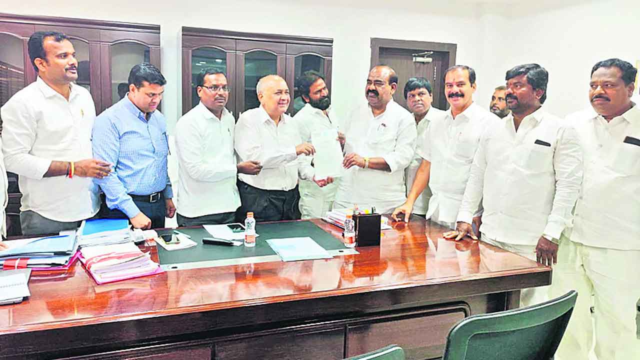 బీసీలకు 42 శాతం రిజర్వేషన్లు కల్పించాలి