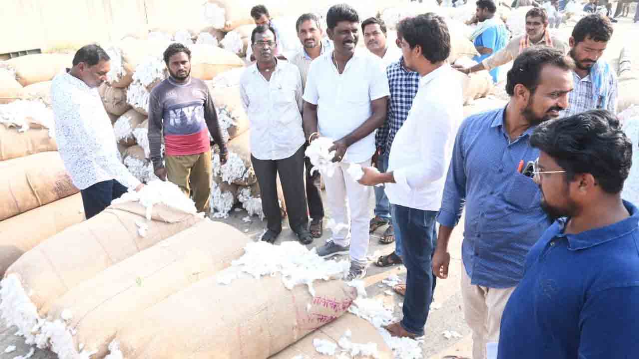 చేత్తో చూసిందే తేమ.. నోటికొచ్చిందే ధర