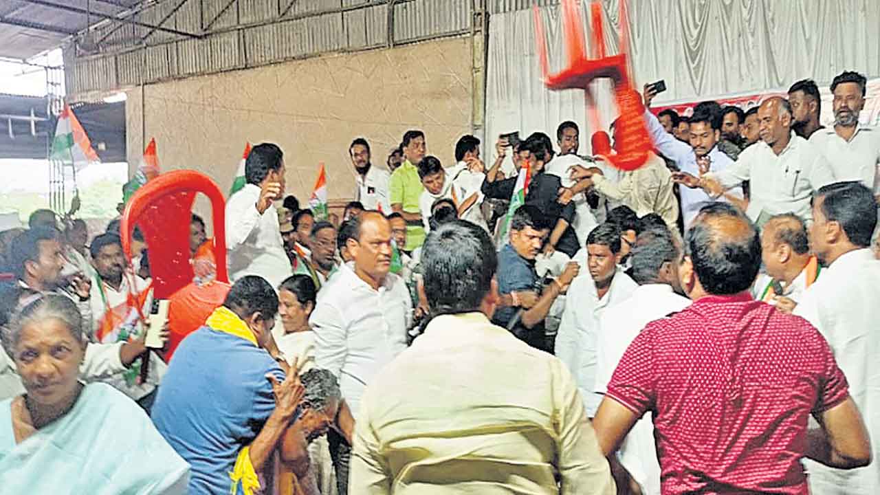 Congress | స్టేజీపైనే కొట్టుకున్న కాంగ్రెసోళ్లు.. కుమ్రం భీం ఆసిఫాబాద్‌ జిల్లాలో భగ్గుమన్న వర్గపోరు!