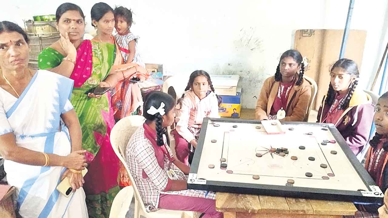 మధ్యాహ్న భోజనం తిన్న విద్యార్థులకు అస్వస్థత