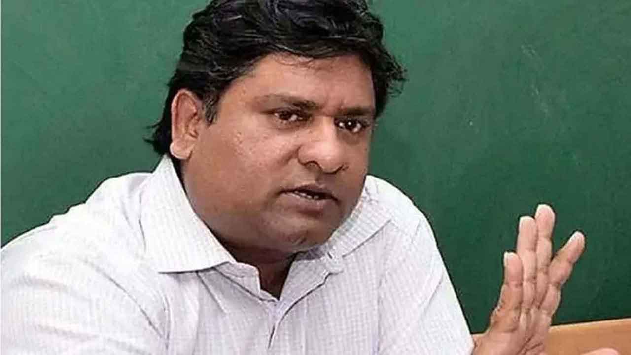 నీటిపారుదల శాఖలో ‘ఎక్స్‌టెన్షన్‌’ నిలిపేయాలి