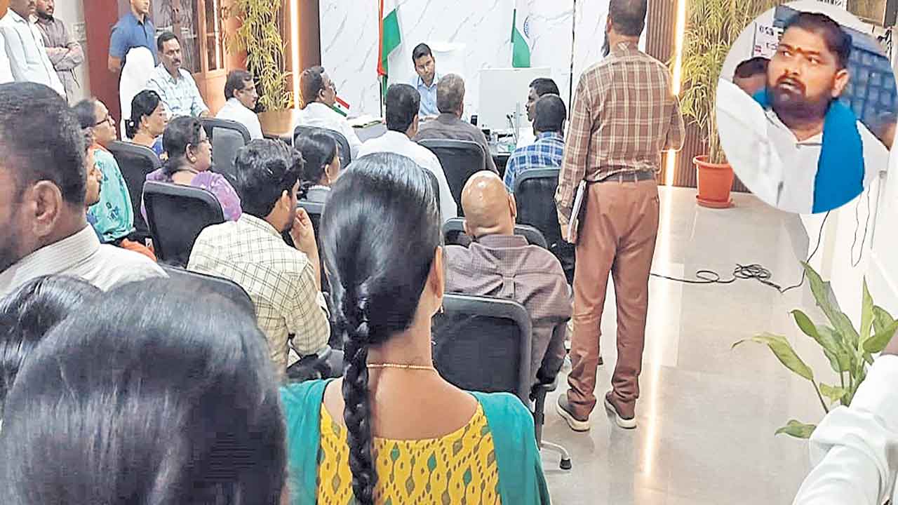 దళిత తహసీల్దార్‌పై కాంగ్రెస్‌ నేత దాడి