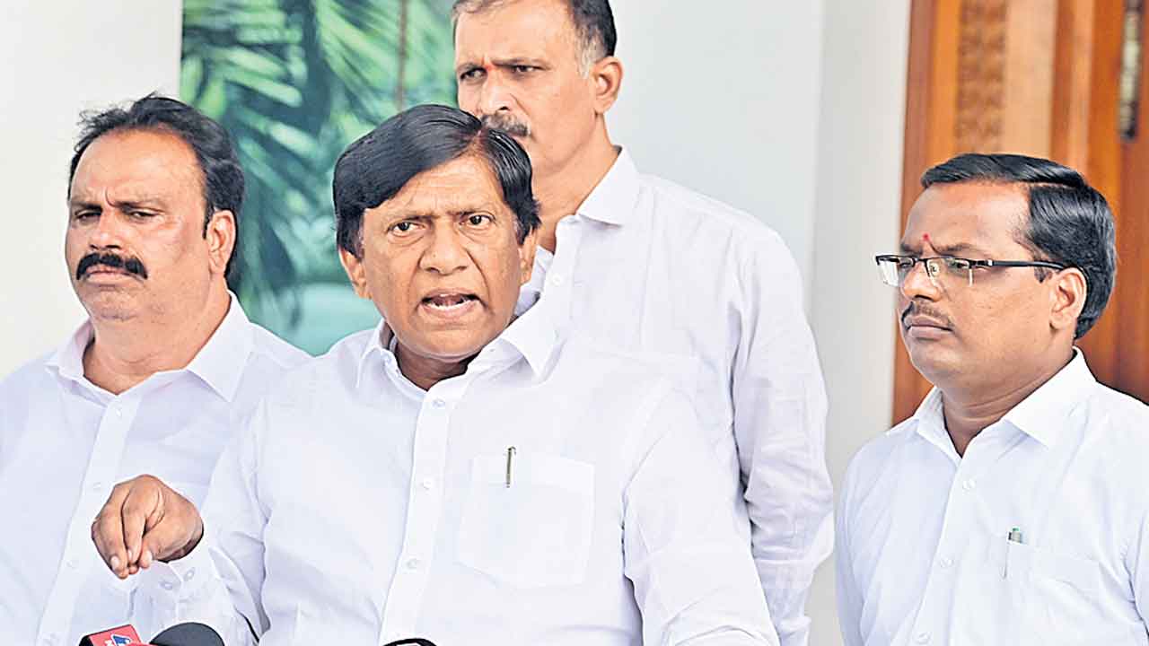 లాఠీచార్జిలతో పోరాటాన్ని ఆపలేరు