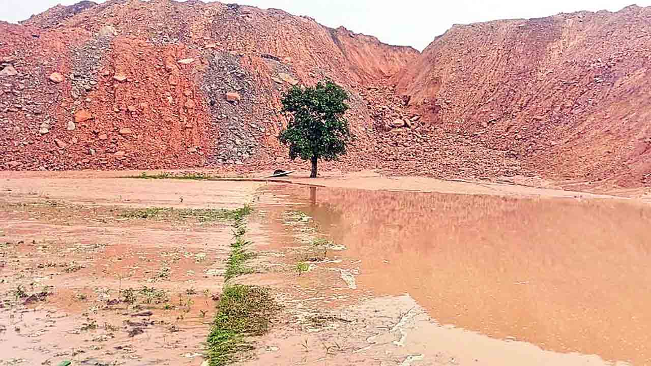 Singareni | సింగరేణి అధికారుల నిర్లక్ష్యం.. పంట పొలాలకు శాపం