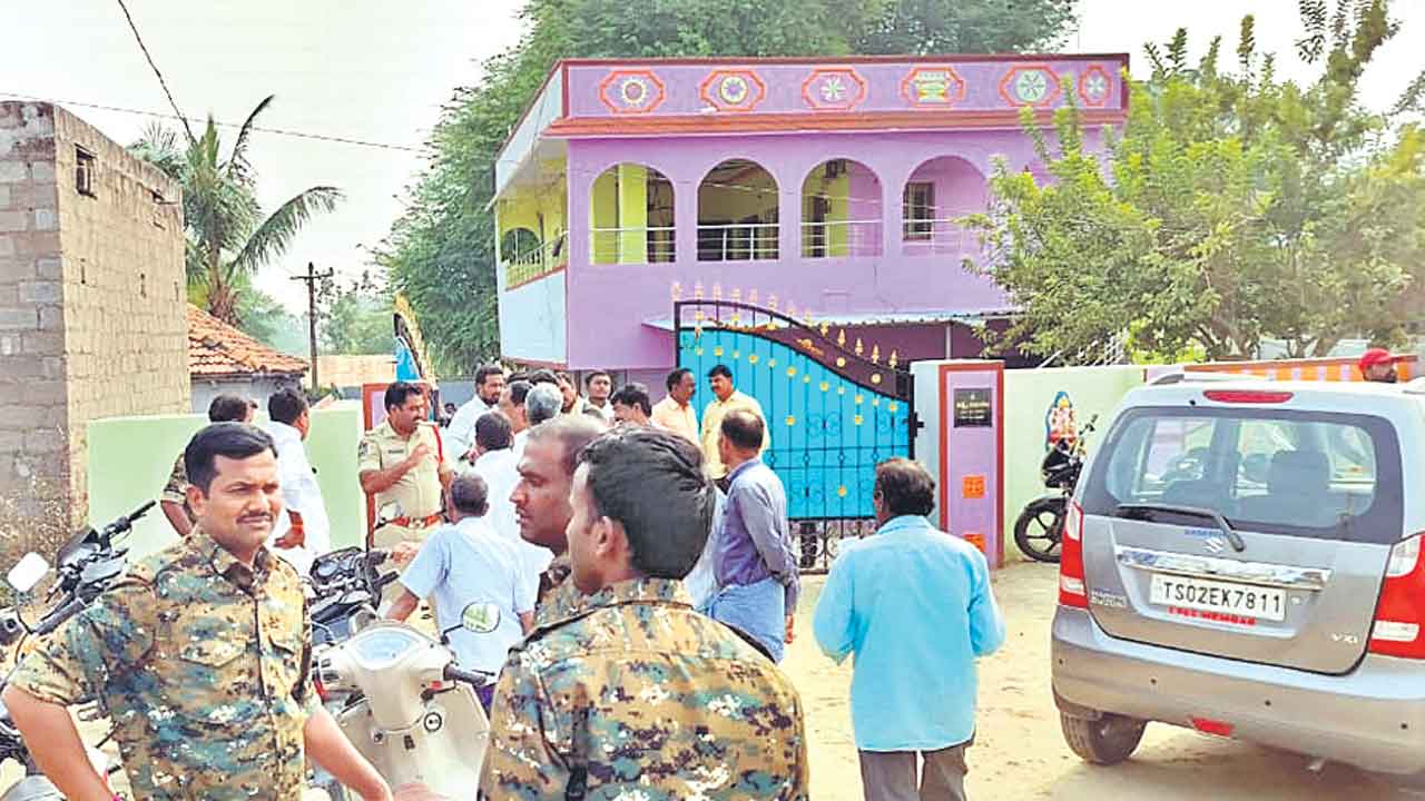 చెక్కుల పంపిణీకి వంద మంది పోలీసుల పహారా