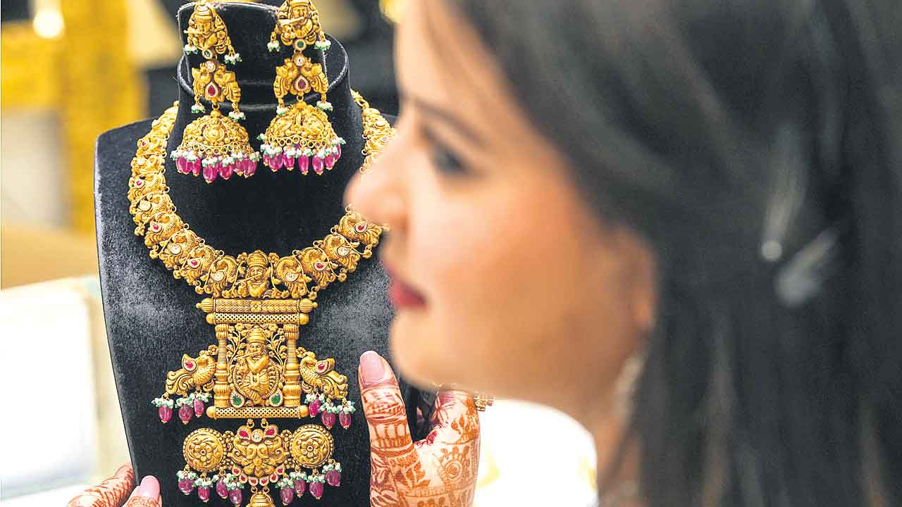 Gold Price | దిగొచ్చిన బంగారం.. ఒక్కరోజే రూ.1,300 తగ్గుముఖం