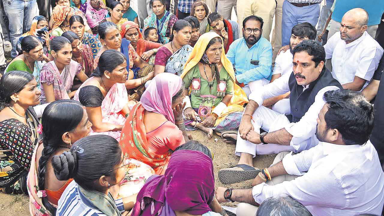 Lagacharla | మొగోళ్లు యాడున్నరో, ఏమైనరో తెల్వదు.. రాత్రయితే పొలాల్లో దాక్కుంటున్నం!