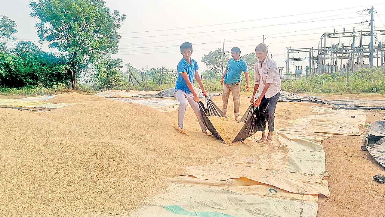 Paddy Procurement | సర్కారు Vs మిల్లర్లు..  కొనుగోలు కేంద్రాల్లో పేరుకుపోయిన ధాన్యం నిల్వలు