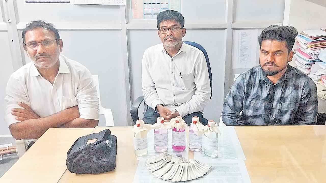 ఏసీబీ వలలో అవినీతి అధికారులు